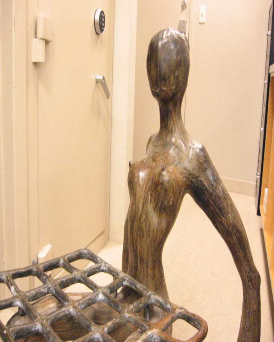 22KYG CHAIR FEMME SCULPTURE